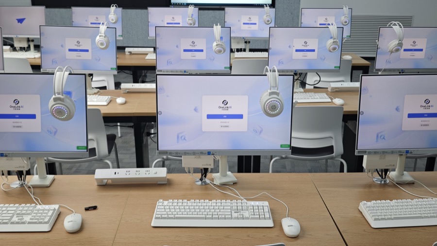 多台瘦终端显示 OLA 云电脑登录界面